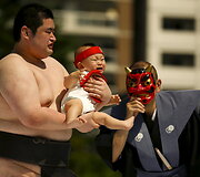 Kartą per metus Japonijos sumo sunkiasvoriai kovotojai virsta netradicinėmis auklėmis.