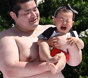 Kartą per metus Japonijos sumo sunkiasvoriai kovotojai virsta netradicinėmis auklėmis.