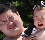 Kartą per metus Japonijos sumo sunkiasvoriai kovotojai virsta netradicinėmis auklėmis.
