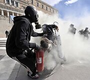 Demonstracija Graikijos sostinėje, Atėnuose, virto riau&scaron;ėmis.