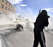 Demonstracija Graikijos sostinėje, Atėnuose, virto riau&scaron;ėmis.