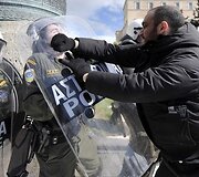 Demonstracija Graikijos sostinėje, Atėnuose, virto riau&scaron;ėmis.