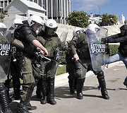 Demonstracija Graikijos sostinėje, Atėnuose, virto riau&scaron;ėmis.