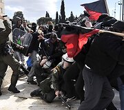 Demonstracija Graikijos sostinėje, Atėnuose, virto riau&scaron;ėmis.