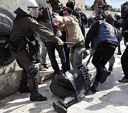 Demonstracija Graikijos sostinėje, Atėnuose, virto riau&scaron;ėmis.