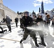 Demonstracija Graikijos sostinėje, Atėnuose, virto riau&scaron;ėmis.