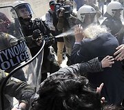 Demonstracija Graikijos sostinėje, Atėnuose, virto riau&scaron;ėmis.