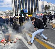 Demonstracija Graikijos sostinėje, Atėnuose, virto riau&scaron;ėmis.