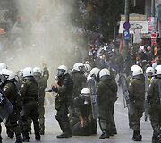 Demonstracija Graikijos sostinėje, Atėnuose, virto riau&scaron;ėmis.