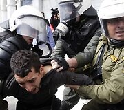 Demonstracija Graikijos sostinėje, Atėnuose, virto riau&scaron;ėmis.