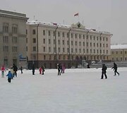 Baltarusijoje vyksiančių &scaron;alies vadovo rinkimų i&scaron;vakarėse vieni žvalgosi kandidatų stenduose, kiti renkasi čiuožinėjimą ant ledo.