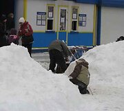 Baltarusijoje vyksiančių &scaron;alies vadovo rinkimų i&scaron;vakarėse vieni žvalgosi kandidatų stenduose, kiti renkasi čiuožinėjimą ant ledo.