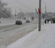 Baltarusijoje vyksiančių &scaron;alies vadovo rinkimų i&scaron;vakarėse vieni žvalgosi kandidatų stenduose, kiti renkasi čiuožinėjimą ant ledo.