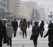 Baltarusijoje vyksiančių &scaron;alies vadovo rinkimų i&scaron;vakarėse vieni žvalgosi kandidatų stenduose, kiti renkasi čiuožinėjimą ant ledo.