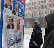 Baltarusijoje vyksiančių &scaron;alies vadovo rinkimų i&scaron;vakarėse vieni žvalgosi kandidatų stenduose, kiti renkasi čiuožinėjimą ant ledo.
