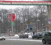 Baltarusijoje vyksiančių &scaron;alies vadovo rinkimų i&scaron;vakarėse vieni žvalgosi kandidatų stenduose, kiti renkasi čiuožinėjimą ant ledo.