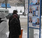Baltarusijoje vyksiančių &scaron;alies vadovo rinkimų i&scaron;vakarėse vieni žvalgosi kandidatų stenduose, kiti renkasi čiuožinėjimą ant ledo.