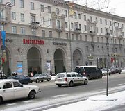 Baltarusijoje vyksiančių &scaron;alies vadovo rinkimų i&scaron;vakarėse vieni žvalgosi kandidatų stenduose, kiti renkasi čiuožinėjimą ant ledo.