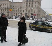 Baltarusijoje vyksiančių &scaron;alies vadovo rinkimų i&scaron;vakarėse vieni žvalgosi kandidatų stenduose, kiti renkasi čiuožinėjimą ant ledo.