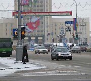 Baltarusijoje vyksiančių &scaron;alies vadovo rinkimų i&scaron;vakarėse vieni žvalgosi kandidatų stenduose, kiti renkasi čiuožinėjimą ant ledo.
