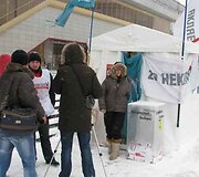 Baltarusijoje vyksiančių &scaron;alies vadovo rinkimų i&scaron;vakarėse vieni žvalgosi kandidatų stenduose, kiti renkasi čiuožinėjimą ant ledo.