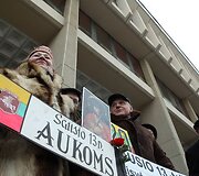 Prie Seimo rūmų atidengta Laisvės gynėjams skirta atminimo lenta.