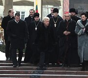 Prie Seimo rūmų atidengta Laisvės gynėjams skirta atminimo lenta.