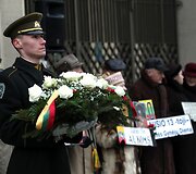 Prie Seimo rūmų atidengta Laisvės gynėjams skirta atminimo lenta.