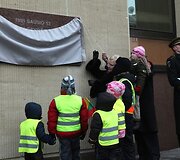 Prie Seimo rūmų atidengta Laisvės gynėjams skirta atminimo lenta.