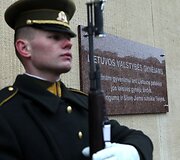 Prie Seimo rūmų atidengta Laisvės gynėjams skirta atminimo lenta.