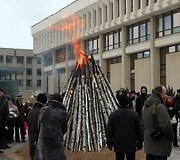 Prie Seimo rūmų atidengta Laisvės gynėjams skirta atminimo lenta.