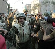 Egipte kariai susistumdė su protestuotojais.