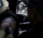 Ekstremalių tatuiruočių ir auskarų vėrimo mėgėjai i&scaron; arti