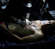 Ekstremalių tatuiruočių ir auskarų vėrimo mėgėjai i&scaron; arti