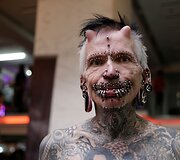 Ekstremalių tatuiruočių ir auskarų vėrimo mėgėjai i&scaron; arti