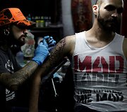 Ekstremalių tatuiruočių ir auskarų vėrimo mėgėjai i&scaron; arti