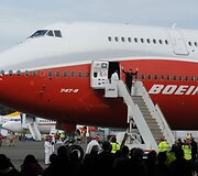 Ilgiausias keleivinis lėktuvas &bdquo;Boeing 747-8 Intercontinental&ldquo;  atliko pirmąjį skrydį.