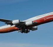Ilgiausias keleivinis lėktuvas &bdquo;Boeing 747-8 Intercontinental&ldquo;  atliko pirmąjį skrydį.