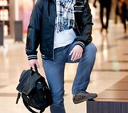 Pozuoja studentai, pirmą kartą ragaujantys modelio duonos!
