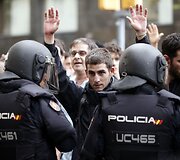 Riau&scaron;ių policija neleidžia katalonams balsuoti. 