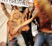 Aktyvistės bandė sužlugdyti &bdquo;Versace&ldquo; mados namų pristatymą.