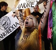 Aktyvistės bandė sužlugdyti &bdquo;Versace&ldquo; mados namų pristatymą.