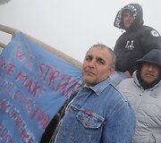 Vyrai protestuoja dėl tarnybos praradimo.