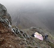 Vyrai protestuoja dėl tarnybos praradimo.