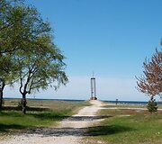 Salos ky&scaron;ulyje, netoli &scaron;vyturio, stovi simboli&scaron;kas paminklas kelto &bdquo;Estonia&ldquo; katastrofos aukoms atminti. 