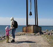 Salos ky&scaron;ulyje stovi simboli&scaron;kas paminklas kelto &bdquo;Estonia&ldquo; katastrofos aukoms atminti. 