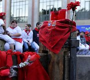 Žvakės ir skarelės &ndash; mirusiojo atminimui.