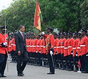 Obama apžvelgia garbės sargybą.