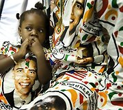 Mažosios princesės Smith rūbai dekoruoti Obamos atvaizdais.