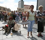 Turgaus prekeiviai sukilo